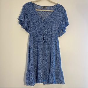 E pretty dress size M. Blue with white flowers. cute detail sleeve & tie waist.